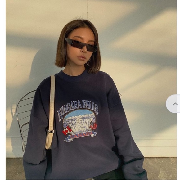 Brandy Melville Sweaters - Brandy Melville Niagar falls canda oversize crewneck